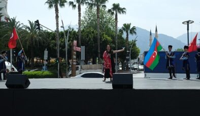 23 Nisan Ulusal Egemenlik ve Çocuk Bayramı kutlamaları kapsamında Azerbaycan Dans Toplulukları Kemer’de gösteri yaptı