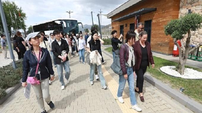 Güney Kore’nin Sancheong-Gun kentinin belediye çalışanları Efes Tarlası Yaşam Köyü’nü ziyaret etti