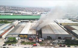 İnegöl Organize Sanayi Bölgesi 4. Cadde üzerinde bulunan bir sandalye üretim fabrikasında sabah saatlerine başlayan yangın sonrası İnegöl ve Bursa’daki tüm ekipler teyakkuza geçti