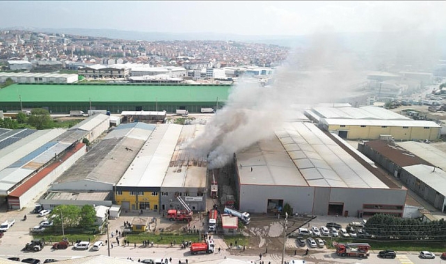 İnegöl Organize Sanayi Bölgesi 4. Cadde üzerinde bulunan bir sandalye üretim fabrikasında sabah saatlerine başlayan yangın sonrası İnegöl ve Bursa’daki tüm ekipler teyakkuza geçti