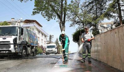 Keçiören Belediyesi tarafından ilçedeki 51 mahallede gerçekleştirilen bahar temizliği hız kesmeden devam ediyor