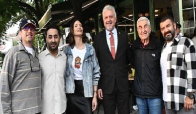 Lüleburgaz Belediye Başkanı Dr. Murat Gerenli, çekimleri Lüleburgaz’da süren ‘Paranoya’ filminin setini ziyaret ederek usta oyuncularla bir araya geldi