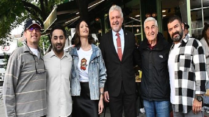 Lüleburgaz Belediye Başkanı Dr. Murat Gerenli, çekimleri Lüleburgaz’da süren ‘Paranoya’ filminin setini ziyaret ederek usta oyuncularla bir araya geldi