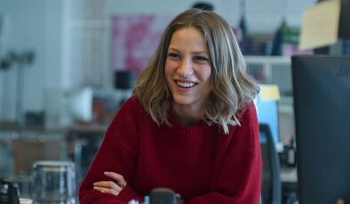 Netflix, Serenay Sarıkaya’ya Eşsiz Bir Kadronun Eşlik Ettiği Ece Yörenç İmzalı Kimler Geldi Kimler Geçti’nin Fragmanını Paylaştı