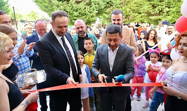 Nevşehir Belediye Başkanı Rasim Arı, 2000 Evler Mahallesi’nde hizmet vermeye başlayan bir kafeteryanın açılışına katıldı.