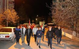 Nevşehir Belediye Başkanı Rasim Arı, gece mehter marşları ile vatandaşları sahura kaldıran mehter takımı ile birlikte vatandaşları selamladı