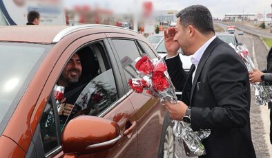 Nevşehir Belediye Başkanı Rasim Arı, Ramazan Bayramı tatilini Kapadokya’da karşılayacak yerli turistleri ve bayram için memleketlerine dönen hemşehrilerini kent girişinde karanfille karşıladı