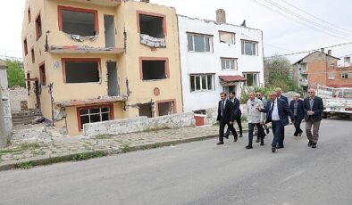 Sivas Belediye Başkanı Dr. Adem Uzun, kentsel dönüşüm çalışması devam eden Esentepe ve Yunus Emre Mahallesi’ni ziyaret etti
