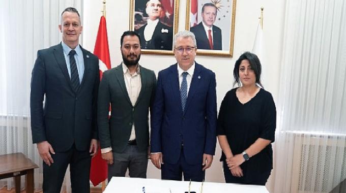 Yüzme antrenmanlarında dinletilen farklı özelliklere sahip müziklerin performansa etkisini araştıracaklar