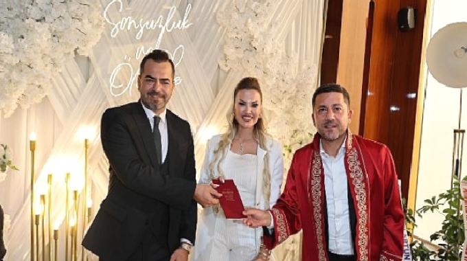 20 Temmuz İlkokulu öğrencilerinin mezuniyet programına katılan Belediye Başkanı Rasim Arı, daha sonra Büşra ve Özgür çiftlerinin nikah akitlerini kıydı