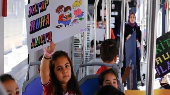 Antray küçük kitapseverleri ağırladı Öğrenciler tramvayda kitap okudu