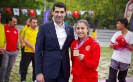 Avcılar Belediye Spor Kulübü’nün genç yıldızı Delal Kadir Yunanistan’da düzenlenen U15 Avrupa Güreş Şampiyonası’ndan altın madalyayla döndü