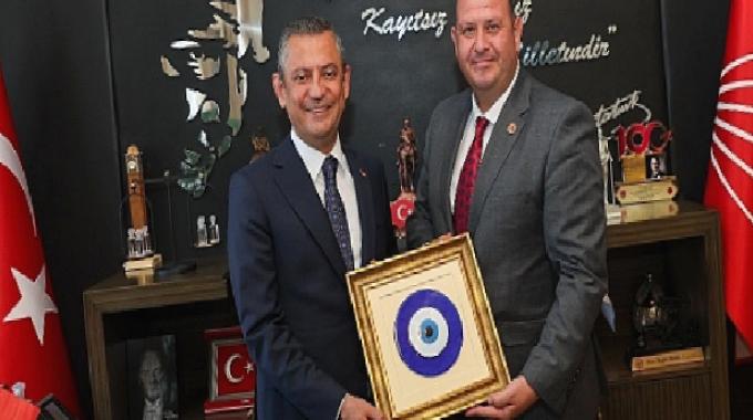 Bir takım temaslar için Ankara’ya giden Menderes Belediye Başkanı İlkay Çiçek, CHP Genel Başkanı Özgür Özel ile bir araya geldi