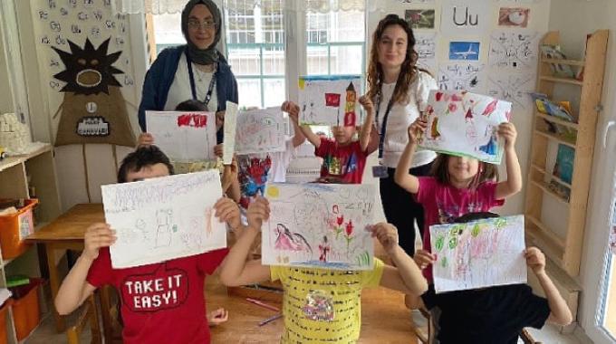 Egeli iletişimci gençler, miniklerin hayallerini sahneliyor