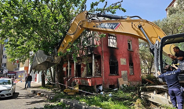 Gölcük Belediyesi, dün akşam çıkan yangın neticesinde büyük hasar gören iki katkı binanın yıkarak enkaz kaldırma işlemlerini tamamladı
