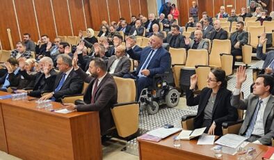 Gölcük Belediyesi, engelli meclis üyesi ve engelli bireylerin meclis salonuna erişimini kolaylaştırmak için engelli rampası yapımını tamamladı