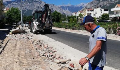 Kemer’de yol ve kaldırım çalışmaları