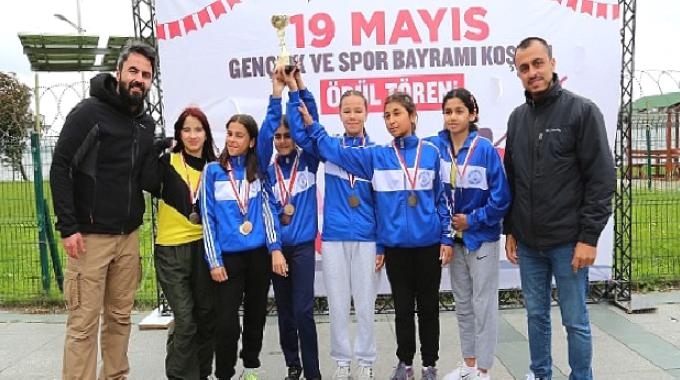 Küçükçekmece Belediyesi ve İlçe Milli Eğitim Müdürlüğü işbirliği ile okullar arası 19 Mayıs Gençlik ve Spor Bayramı kros yarışması düzenlendi