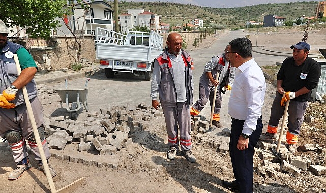 Nevşehir Belediye Başkanı Rasim Arı, Mehmet Akif Ersoy Mahallesi’nde belediye ekiplerince gerçekleştirilen yol bakım ve onarım çalışmalarını inceledi