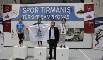 Nevşehir Belediyesi Gençlik ve Spor Kulübü sporcusu Belkıs Durmuş, Spor Tırmanış Küçükler Türkiye Şampiyonası’nda tüm rakiplerini geride bırakarak Türkiye Şampiyonu oldu.