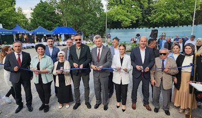 Rengarenk stantlarla dolu Gölcük Belediyesi 14. Bahar Şenliği, Kavaklı Sahili Amfi’de başladı
