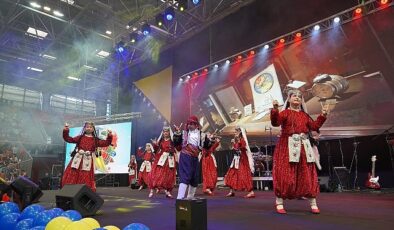 Selçuklu Belediyesi Bosna Hersek’in Zenica kentinde düzenlenen Çocuk Şenliği’nin final gününde halk oyunları ekibiyle sahne aldı