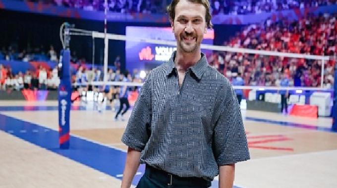 Ünlü Oyuncu Aras Bulut İynemli Voleybol Milletler Ligi’nde Filenin Sultanlarına Destek Verdi