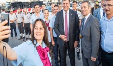 Başkan Tugay 05.30’da ESHOT personeliyle bayramlaştı