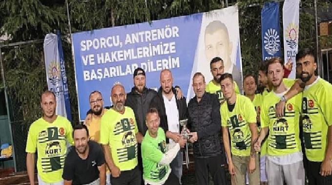 Gölcük Belediyesi 12. Birimler Arası Futbol Turnuvası’nda; Gelir Müdürlüğü’nü penaltılar sonucu yenen Gençlik Ve Spor Hizmetleri Müdürlüğü şampiyon oldu