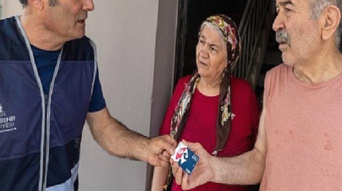 İzmir’de Emekli Dayanışma Kartı yüzleri güldürdü “Allah böyle başkanları hep var etsin”