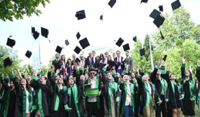 Kartepe Belediye Başkanı Av.M.Mustafa Kocaman, Kocaeli Üniversitesi Turizm Fakültesi’nin 2023-2024 Akademik Yılı mezuniyet törenine katıldı. Mezuniyet heyecanının yaşandığı törende, 109 öğrenci mezun oldu