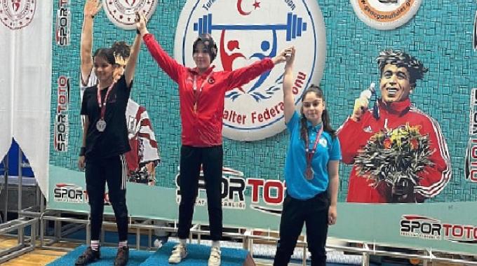Nevşehir Belediyesi sporcuları, Bolu’da düzenlenen Minikler ve 15 Yaş Altı Ferdi Türkiye Halter Şampiyonası’nda 3 gümüş ve 1 bronz madalya kazandı
